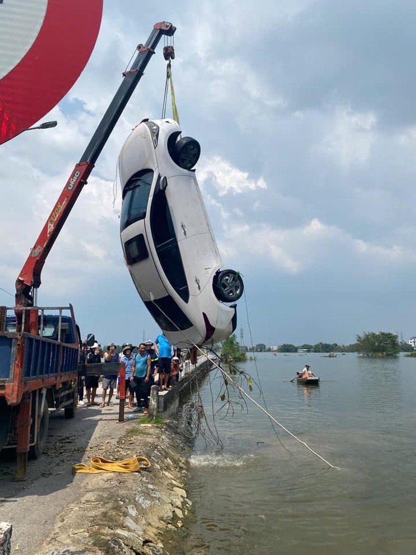 Chiếc ô tô bị lũ cuốn được trục vớt vào ngày 20/9. Ảnh: VietNamNet