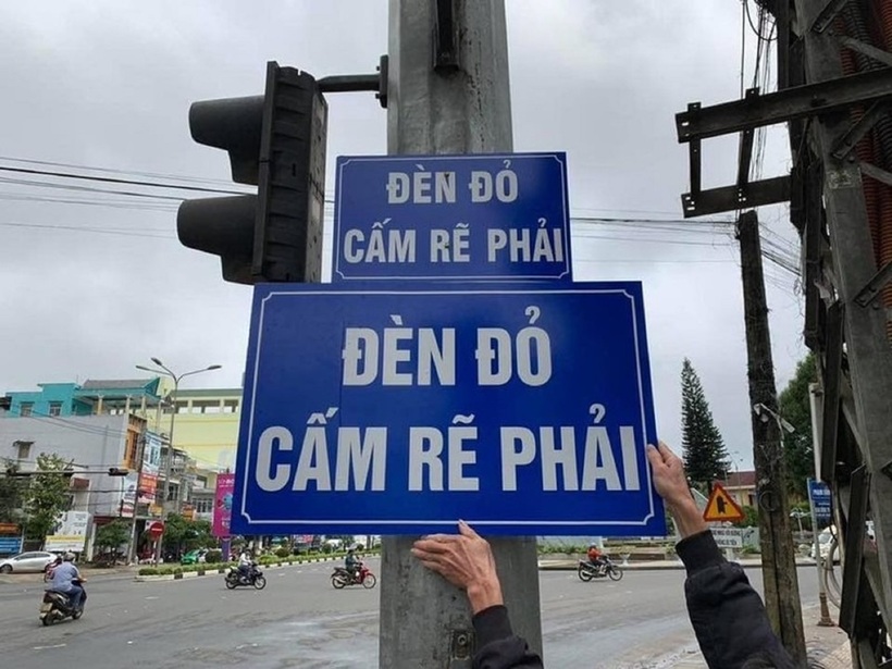 Biển báo cấm rẽ phải khi đèn đỏ
