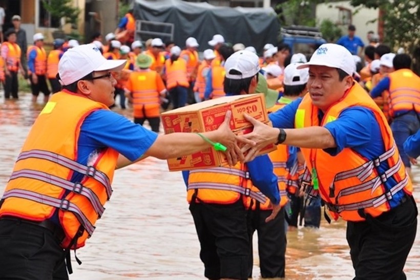 Nhiều cá nhân, tập thể ủng hộ, quyên góp đồ ăn, thức uống cho đồng bào vùng lũ lụt