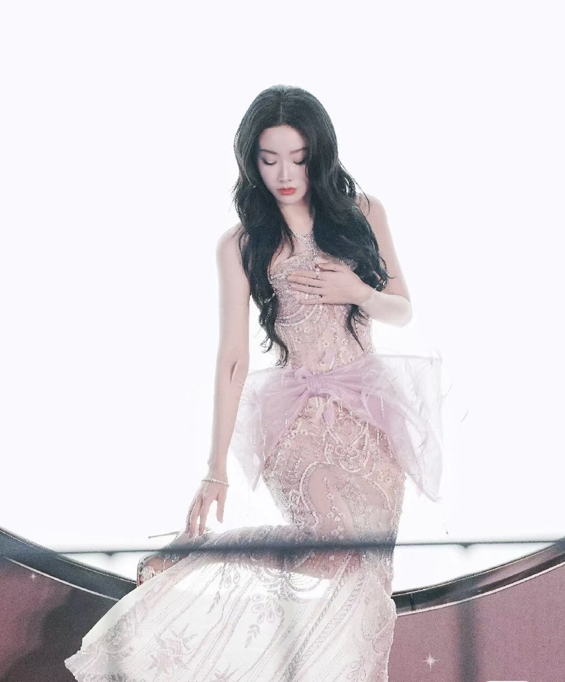 Nữ thần tượng sở hữu chiều cao 1,72 m và đôi chân dài 1,09 m.