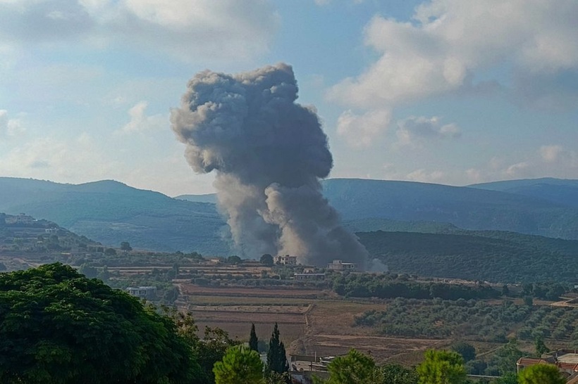 Khói bốc lên từ khu vực Zibqin ở miền Nam Lebanone sau cuộc không kích của Israel sáng 25/8. Ảnh: Getty