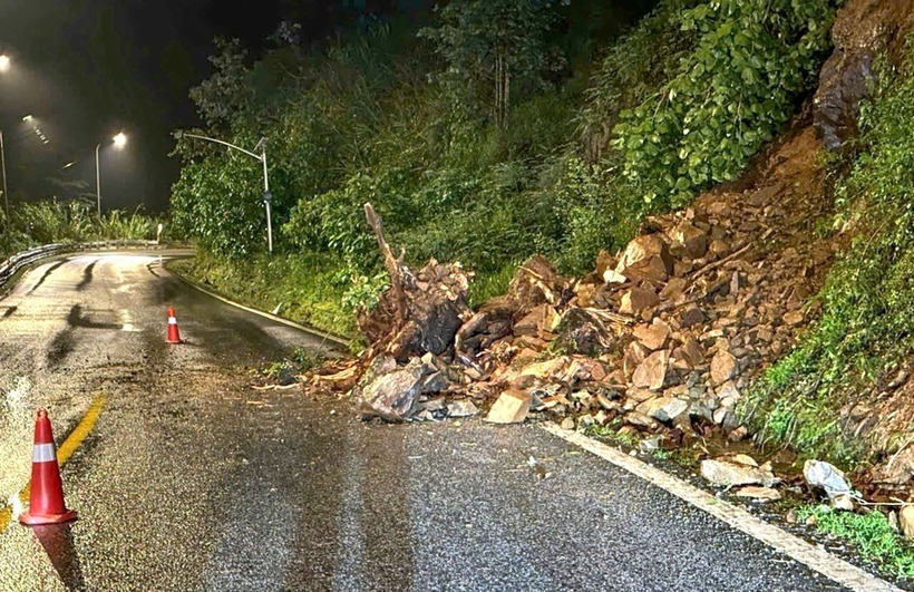 Đất đá đổ ập xuống đèo Bảo Lộc. (Ảnh: Dân trí)