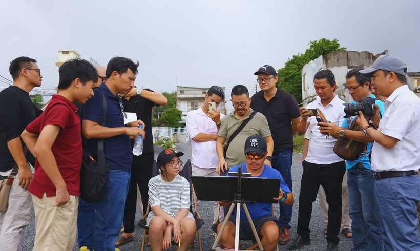 Trước thông tin ngôi biệt thự cổ này có nguy cơ bị đập bỏ, nhiều người tranh thủ đến đây để chụp ảnh lưu lại làm kỷ niệm. Thậm chí, một số họa sĩ nổi tiếng từ TP.HCM đến trực tiếp quan sát và tỉ mỉ vẽ lại biệt thự 100 tuổi nằm ven sông Đồng Nai. (Ảnh: VietnamNet)