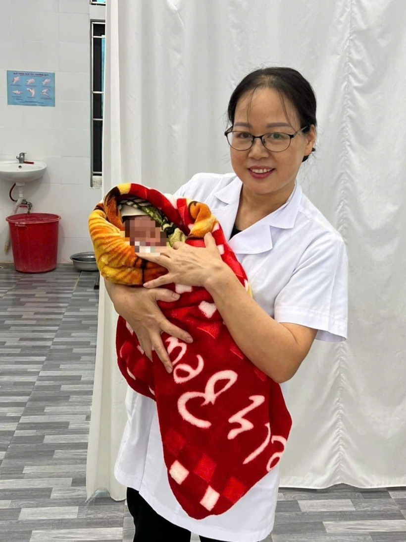 Cháu bé sơ sinh 1 ngày tuổi đang được người dân chăm sóc. Ảnh: Vietnamnet