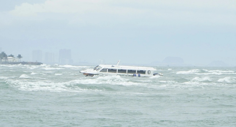 Chiếc tàu Phương Đông 5 bị trôi dạt trên biển vào tháng 2/2022. (Ảnh: Tuổi trẻ)