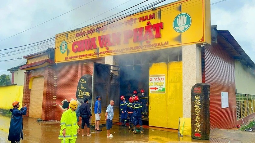 Lực lượng chức năng tham gia dập lửa ở chùa Vạn Phật. Ảnh: Pháp luật TP.HCM