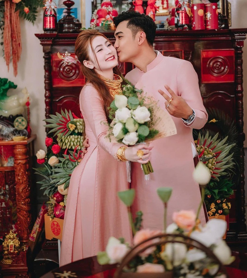 Nàng dâu đeo vàng đầy cổ, tay trong đó có những chiếc vòng vàng, nhẫn vàng “khủng” được thiết kế tinh xảo khiến nhiều người xuýt xoa.