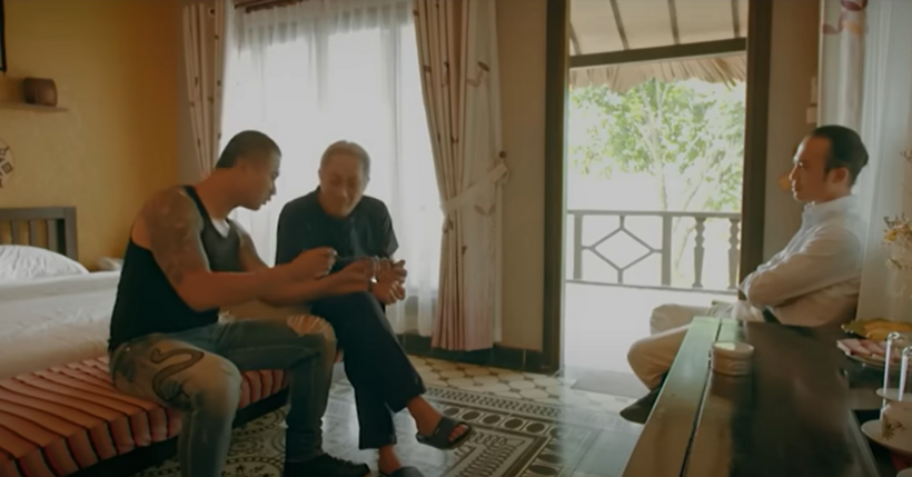 Khương "liều" hào hứng tặng quà cho bố.