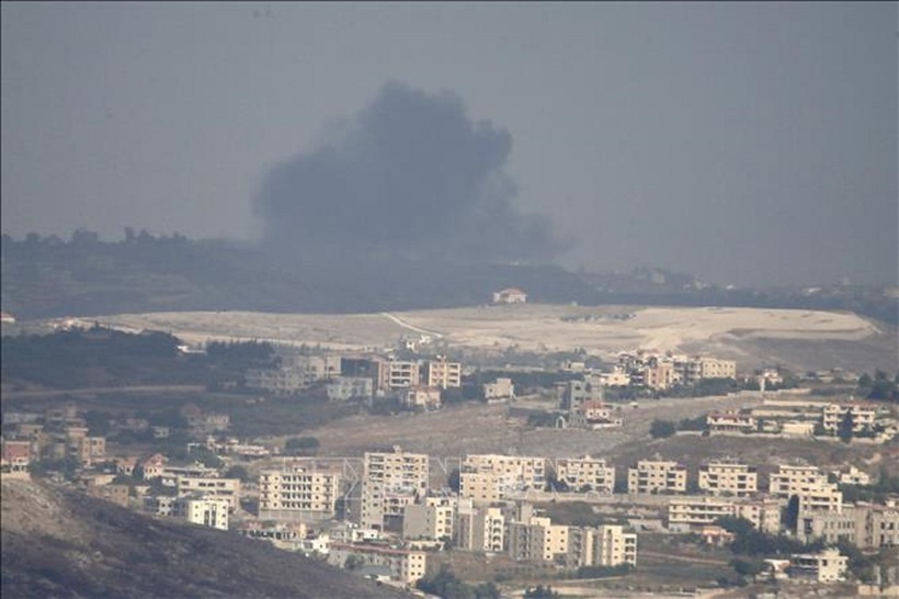 liban-2Khói bốc lên sau cuộc không kích của Israel xuống Qantara, Liban ngày 22/9/2024. Ảnh: THX/TTXVN