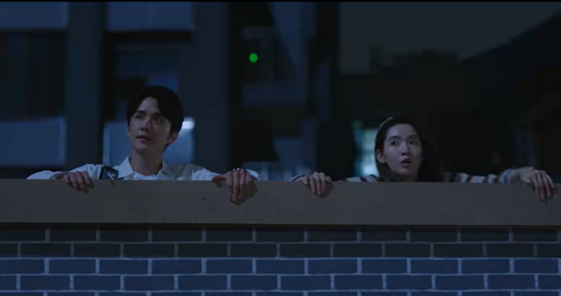 Đường Dạng và Tưởng Thời Diên lén lút trèo tường vào trường cũ.