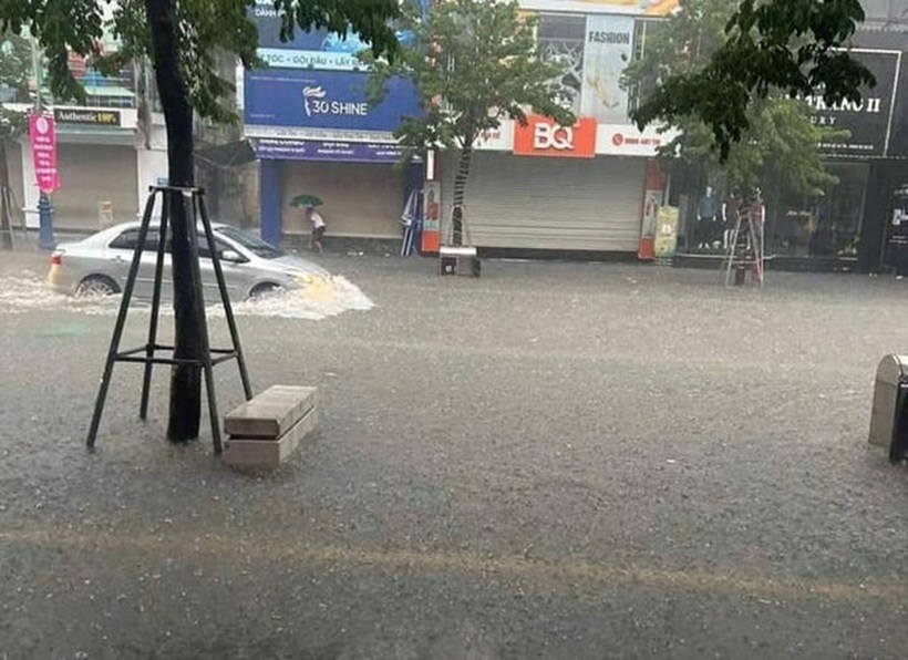 Mưa như trút nước, "nhấn chìm" nhiều tuyến đường ở TP. Vinh - 9
