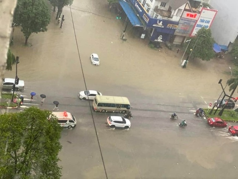 Việc đi lại của người dân gặp khó khăn do nước ngập sâu
