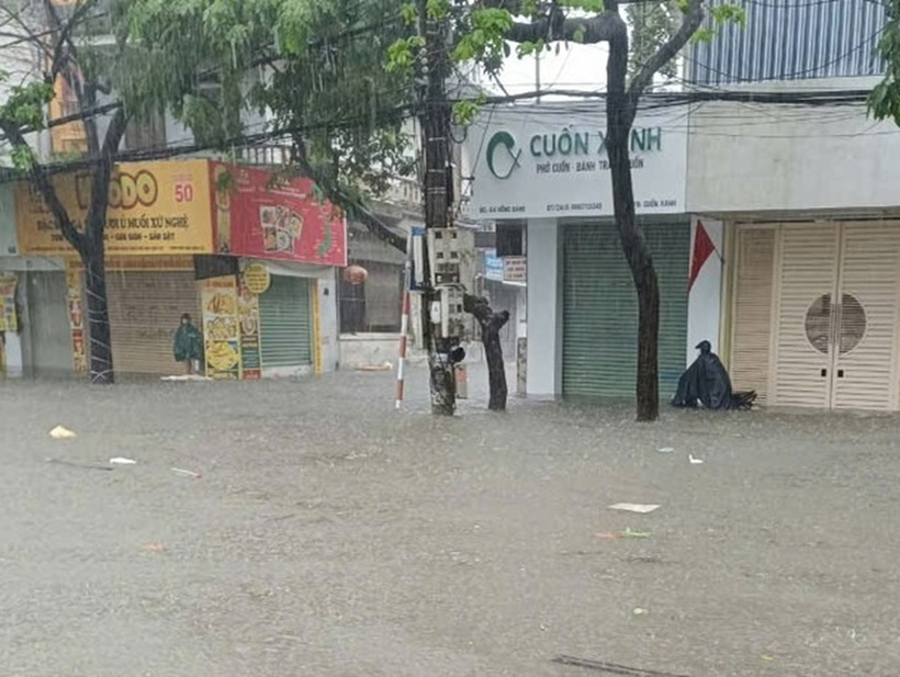 Tuyến đường bị ngập rất sâu