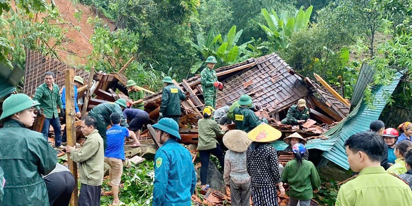 Nhà dân ở ở xã Thông Thụ, huyện Quế Phong, Nghệ An bị sập hoàn toàn. Ảnh: VietNamNet