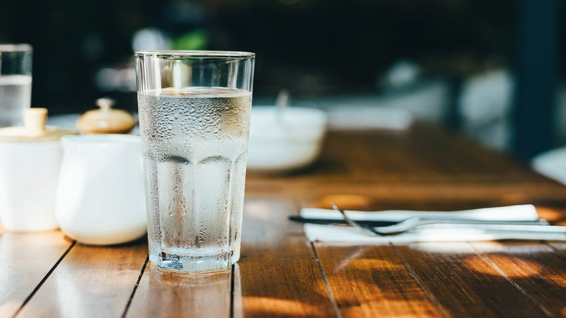 Nước không chỉ đóng vai trò quan trọng với cơ thể mà còn cần thiết để thận làm việc hiệu quả và khỏe mạnh nên uống đủ nước rất cần thiết.