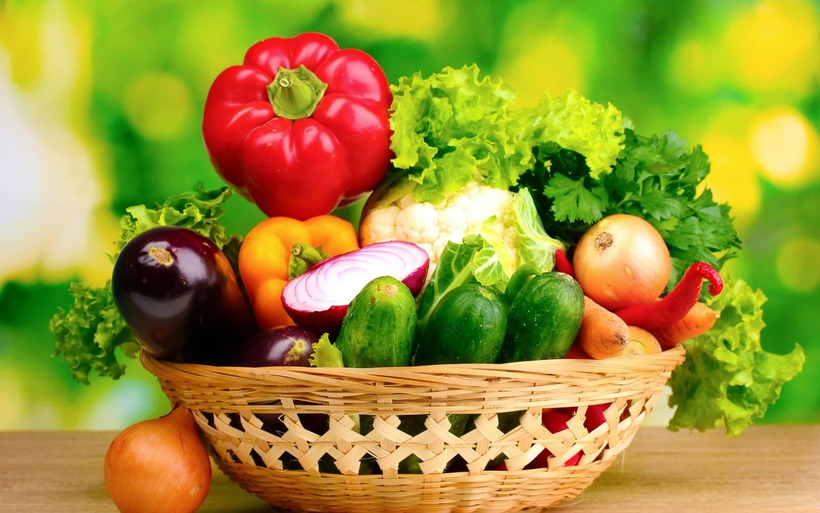Rau xanh và trái cây chứa nhiều vitamin, khoáng chất và chất chống oxy hóa, giúp hỗ trợ chức năng gan và tăng cường hệ miễn dịch.