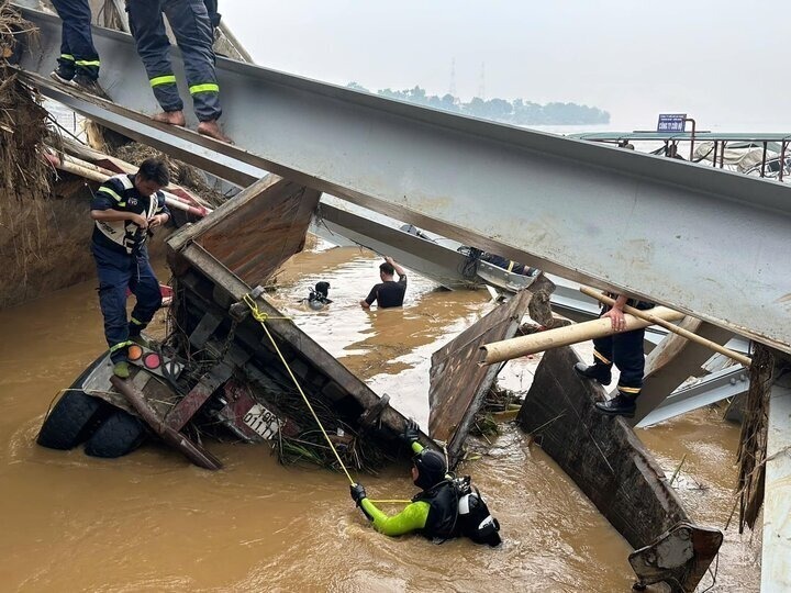 Ngày 15/9, lực lượng chức năng tìm thấy ô tô đầu kéo trong vụ sập cầu Phong Châu. Ảnh: VTC News