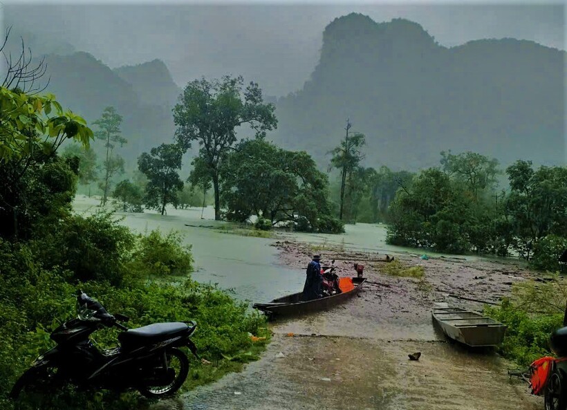 Mưa lũ khiến tuyến đường vào đồng bào Rục ở xã Thượng Hóa, huyện Minh Hóa bị ngập sâu. (Ảnh: Người lao động)