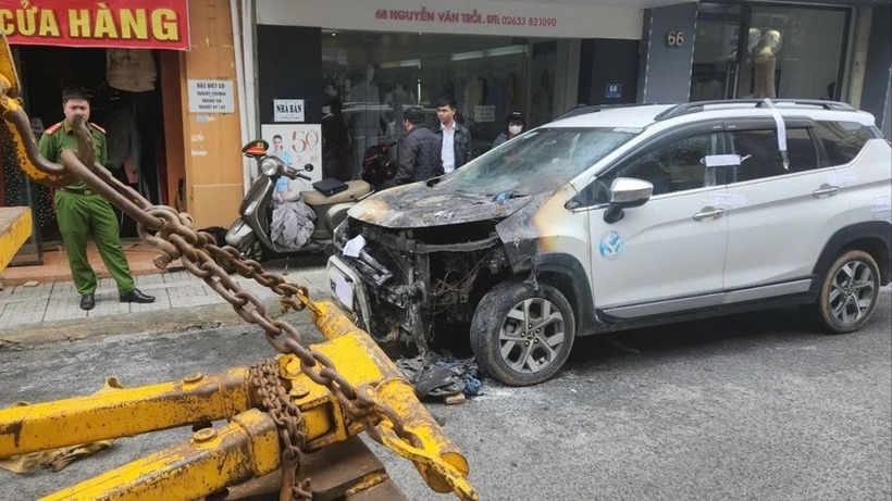 Công an TP.Đà Lạt khám nghiệm hiện trường để điều tra vụ cháy xe taxi. (Ảnh: PLO)