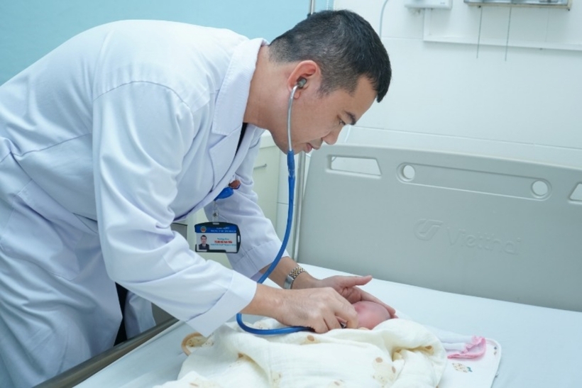 Các bác sĩ lựa chọn phương án phẫu thuật đóng cửa sổ bằng phương pháp ít xâm lấn nhằm tránh cho bệnh nhi phải trải qua một cuộc phẫu thuật mổ mở và cưa xương ức nặng nề. Ảnh: Giáo Dục và Pháp Luật