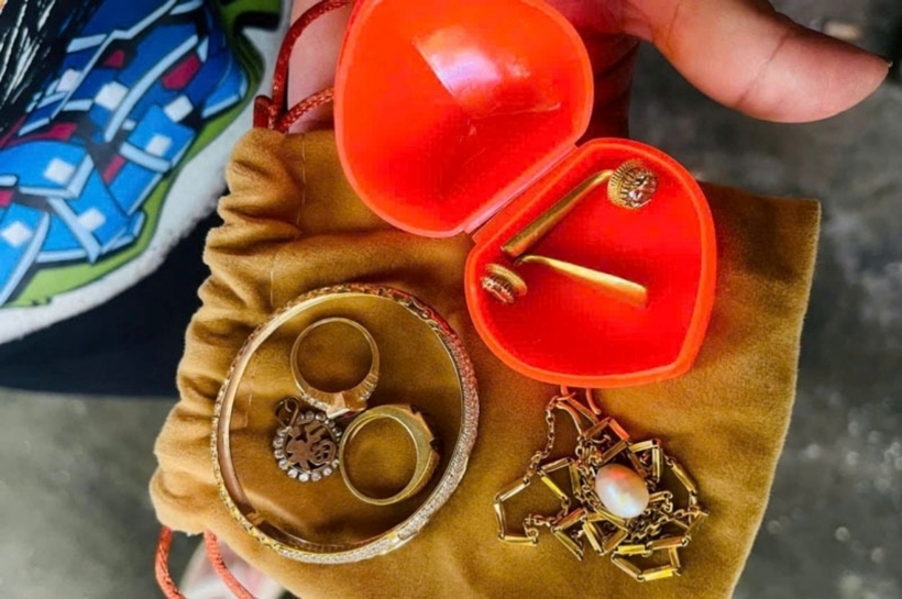 Số vàng và trang sức bỏ quên trong thùng đồ từ thiện. Ảnh: Lao Động