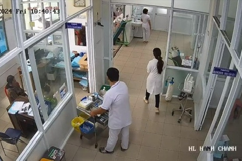 Camera ghi lại thời điểm bệnh nhi được đưa vào Bệnh viện quận 6 cấp cứu. Ảnh: Báo Dân trí.