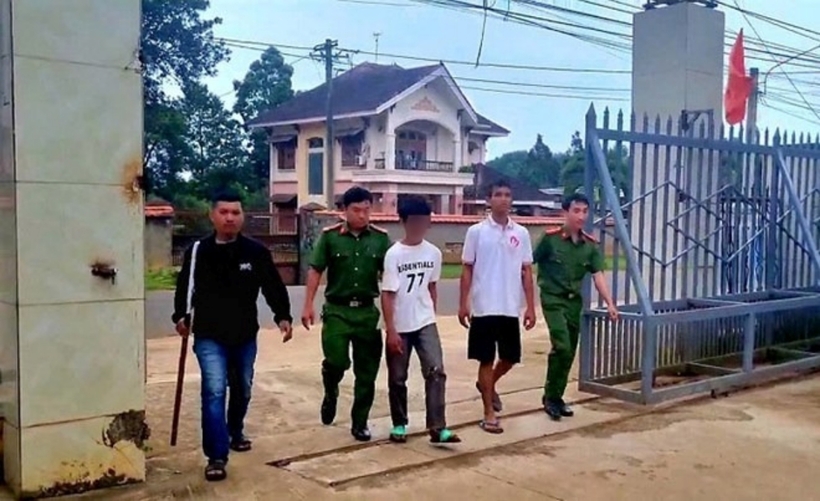 Hai đối tượng bị bắt giữ sau khi gây án. Ảnh: Lao Động