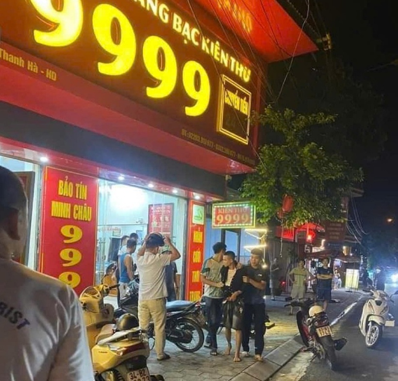 Đối tượng mang theo dao vào tiệm vàng với mục đích đe dọa, uy hiếp để cướp tài sản. Ảnh: Báo Giao Thông
