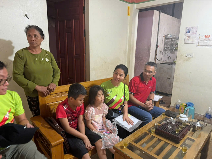 Cháu Bảo ở xã Hưng Thịnh, huyện Trấn Yên, tỉnh Yên Bái cũng là trường hợp đặc biệt khó khăn với hoàn cảnh ba anh em mồ côi do bố mẹ bị lũ cuốn và nhà bị đổ sập.