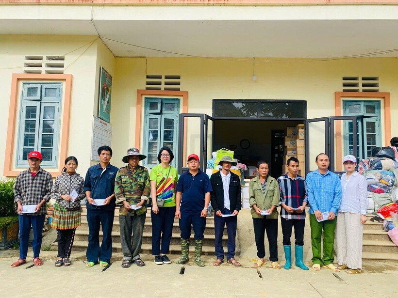 Trao tặng các hộ dân bị sập nhà xã Quan Hổ Thần, huyện Simacai, Lào Cai