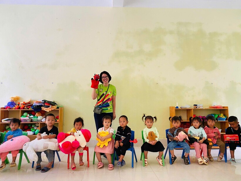 Các bạn nhỏ Quan Hồ Thẩn ngày đầu trở lại lớp sau hai tuần trường bị ngập lụt