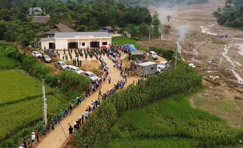 Quang cảnh buổi chia tay tại Nhà văn hóa thôn Làng Nủ.