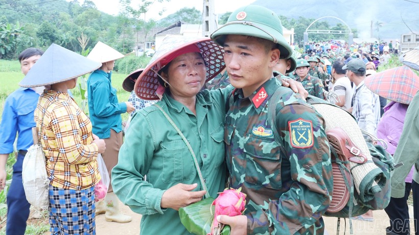 Người dân xúc động lau nước mắt chia tay lực lượng quân đội rút khỏi Làng Nủ - 2