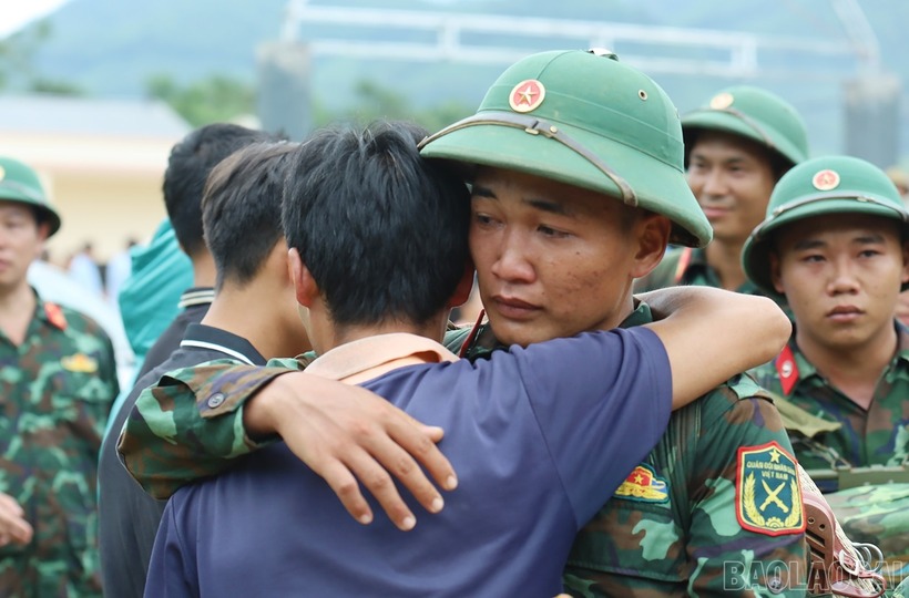 Người dân bịn rịn chia tay các cán bộ, chiến sĩ.