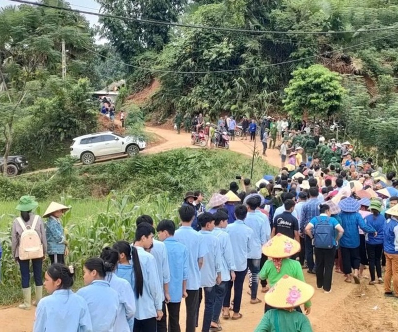 Hàng trăm người dân xếp hàng dài đi theo tiễn các cán bộ, chiến sĩ quân đội.