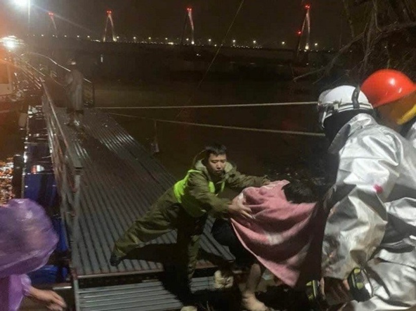 Công an quận Tây Hồ tiếp nhận nạn nhân, bàn giao cho Công an phường Phú Thượng xác minh làm rõ vụ việc. Ảnh: Sức khoẻ & Đời sống