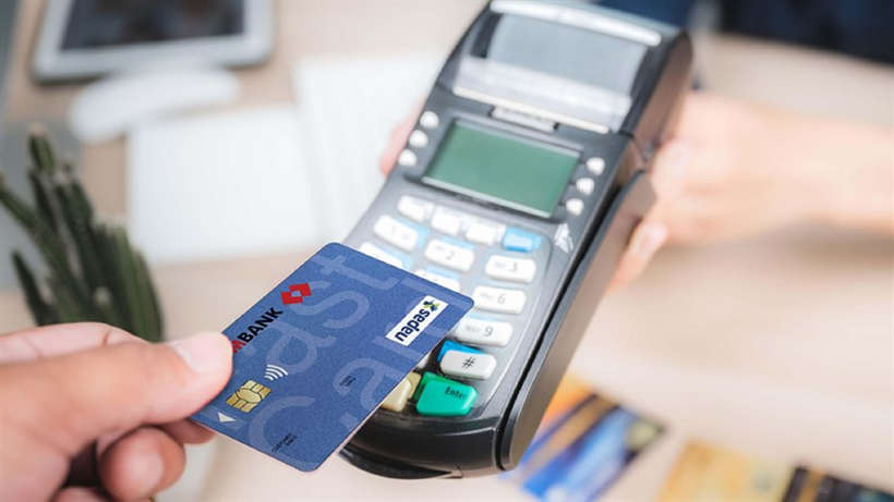 Thẻ ATM gắn chip cho phép khách hàng rút tiền tại các cây ATM hoặc thanh toán các dịch vụ qua máy POS nhanh chóng, an toàn.