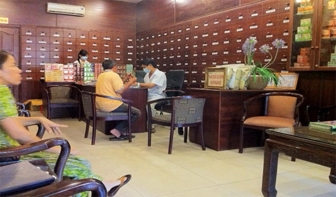 Các Lương Y Bảo Thanh Đường – 210 Lê Lai, Q.1, TPHCM và 102 Trần Hưng Đạo, Hà Nội đang tận tình khám bệnh cho những bệnh nhân ngoài da mãn tính như chàm, vảy nến, á sừng.