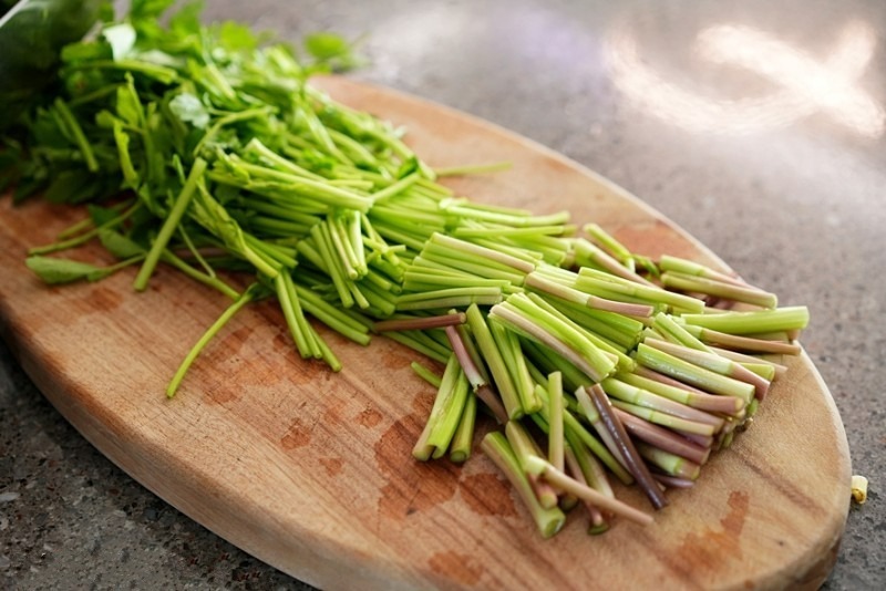 Rau cần nước chứa hàm lượng kali cao, một khoáng chất quan trọng trong việc điều chỉnh huyết áp.