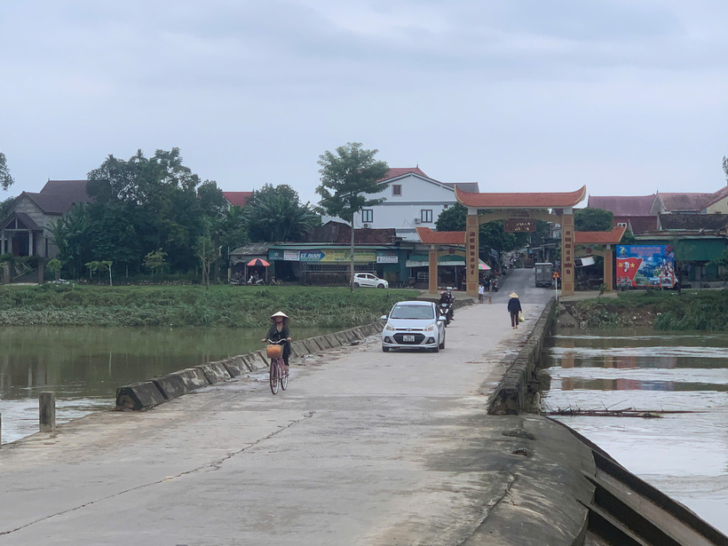 Nước rút nhanh nên sáng nay, người dân đã có thể di chuyển qua cầu tràn Phố Giang. (Ảnh: Người lao động)