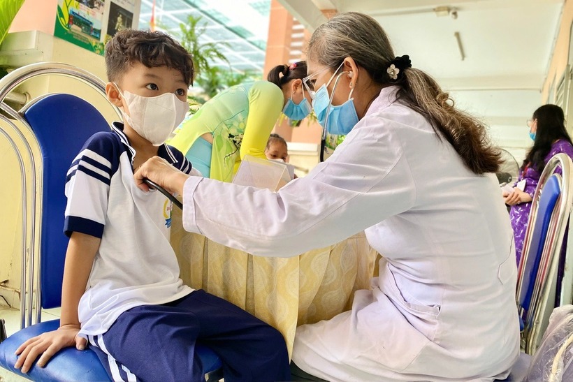 Trẻ được các bác sĩ thăm khám trước khi tiêm vaccine phòng dịch sởi. Ảnh: Tuổi trẻ Online