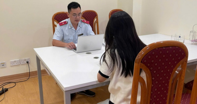 Thanh tra Sở TT&TT làm việc với bà P.T.H. (Ảnh: Sở TT-TT Hà Nội)