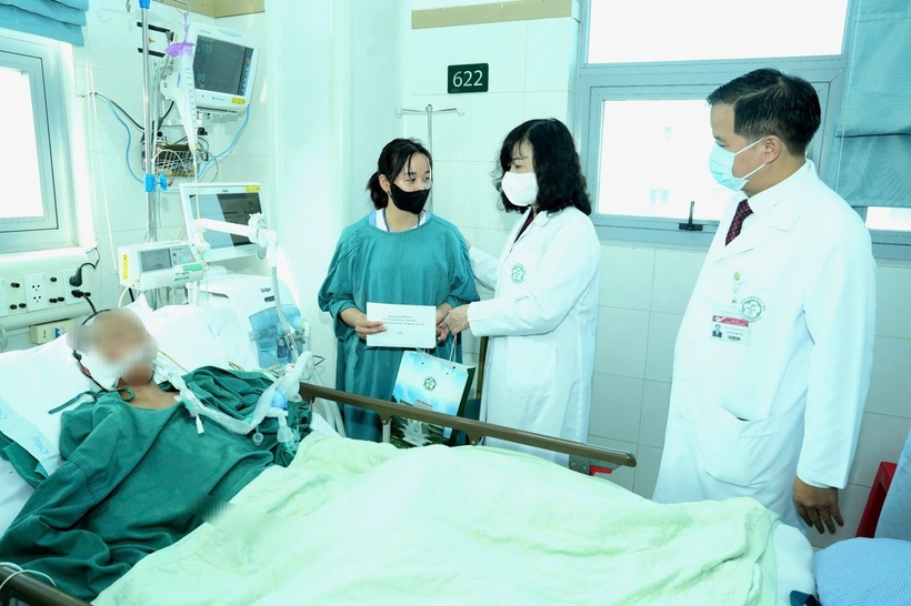 Bộ trưởng Đào Hồng Lan thăm hỏi và động viên gia đình cháu M.H.T.N. Ảnh: Báo Giao Thông