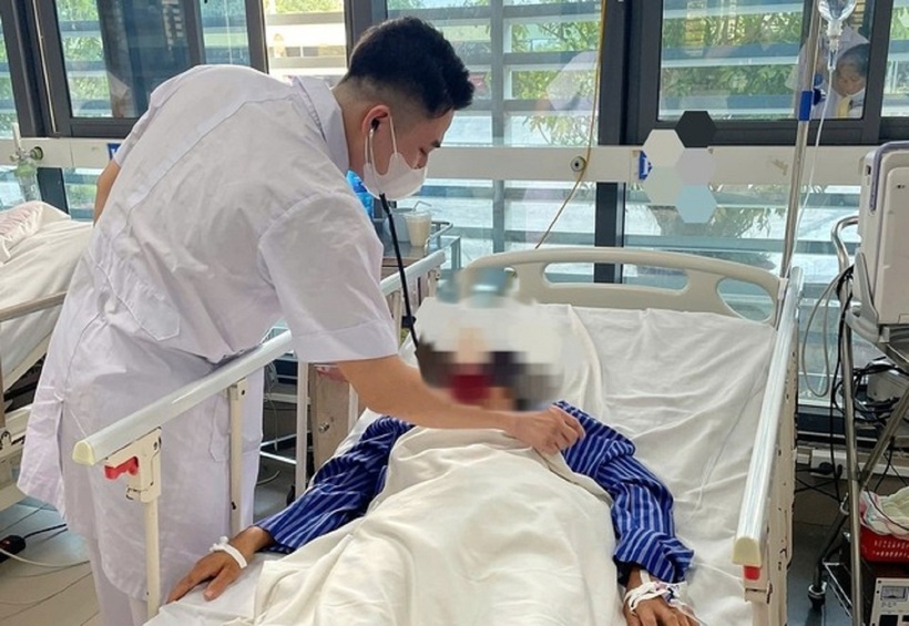 Một trường hợp bị rắn cắn. Ảnh: Người lao động