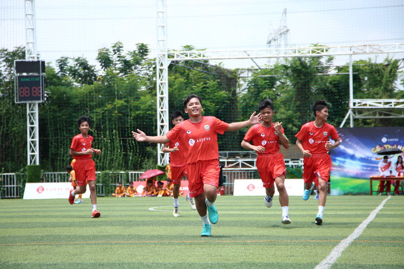 Đội Cầu Thủ Nhí đấu giao hữu với đội Thăng Long FC