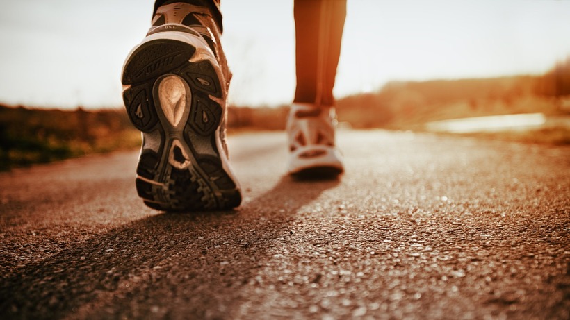 Đi bộ giúp cơ thể tiết ra endorphins - các hormone mang lại cảm giác thoải mái.