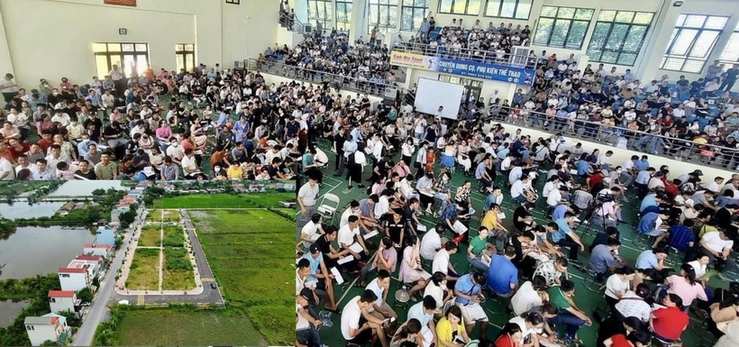 Phiên đấu giá đất ở huyện Thanh Oai, Hà Nội. Ảnh: Vietnamnet