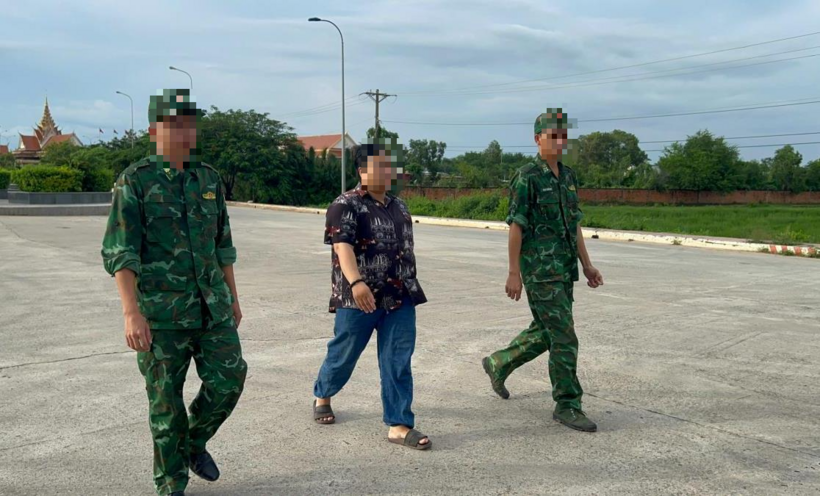 Cô gái được cán bộ Đồn Biên phòng cửa khẩu quốc tế Hà Tiên đón về đơn vị. Ảnh: Báo Quốc phòng