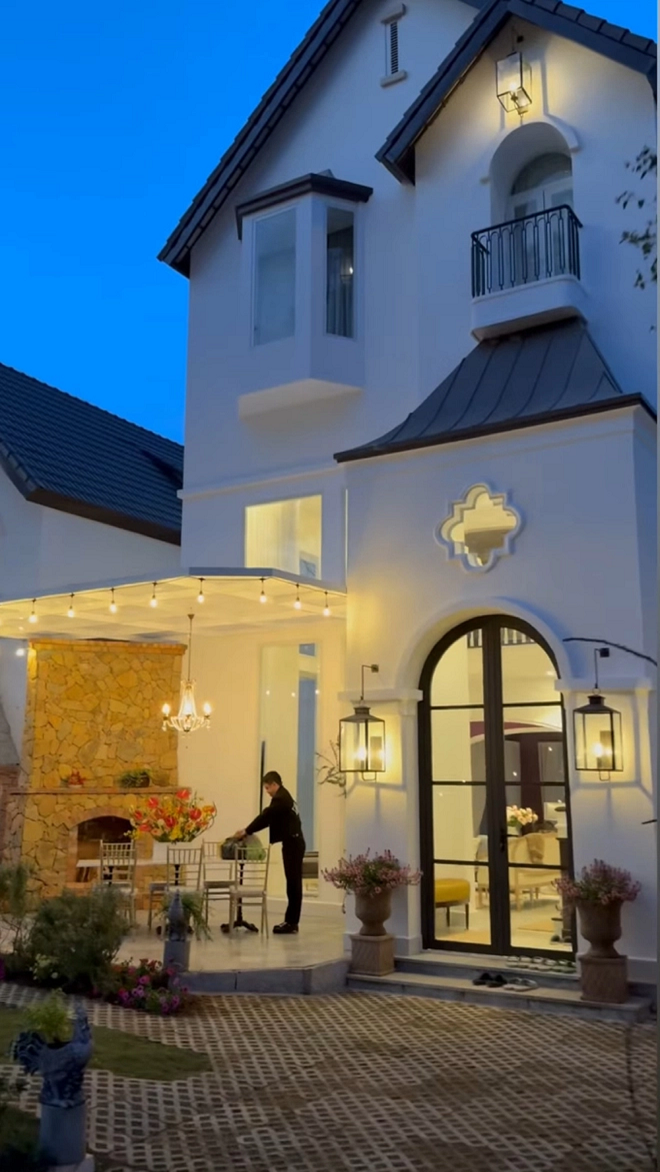 Thiết kế của căn biệt thự mang phong cách châu Âu.