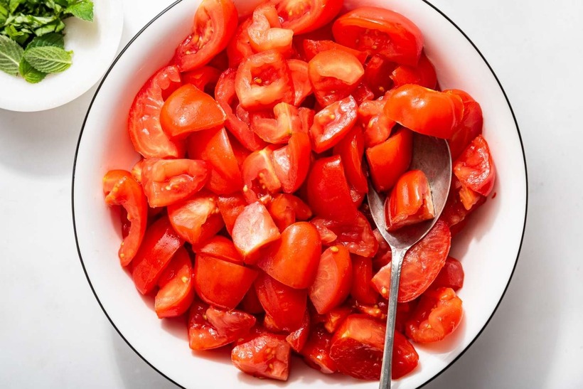 Cà chua chứa nhiều lycopene, một chất chống oxy hóa mạnh có khả năng bảo vệ da khỏi tác động của tia cực tím.